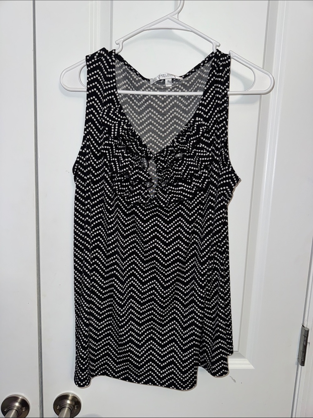 Jones Studio Black and White Zigzag Sleeveless Blouse